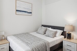 2 habitaciones, tabla de planchar con plancha, wifi y ropa de cama 