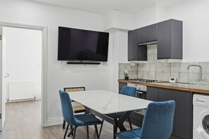 Private kitchen - Stylish London two bedroom apartment - Free Parking and Wi-Fi (London)