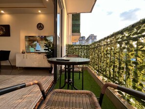 Outdoor dining - Cozy 1 BR apartment in Kileleshwa with fast wifi, restaurant and gym (Nairobi)