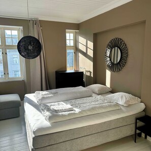 4 habitaciones, tabla de planchar con plancha, wifi y ropa de cama 