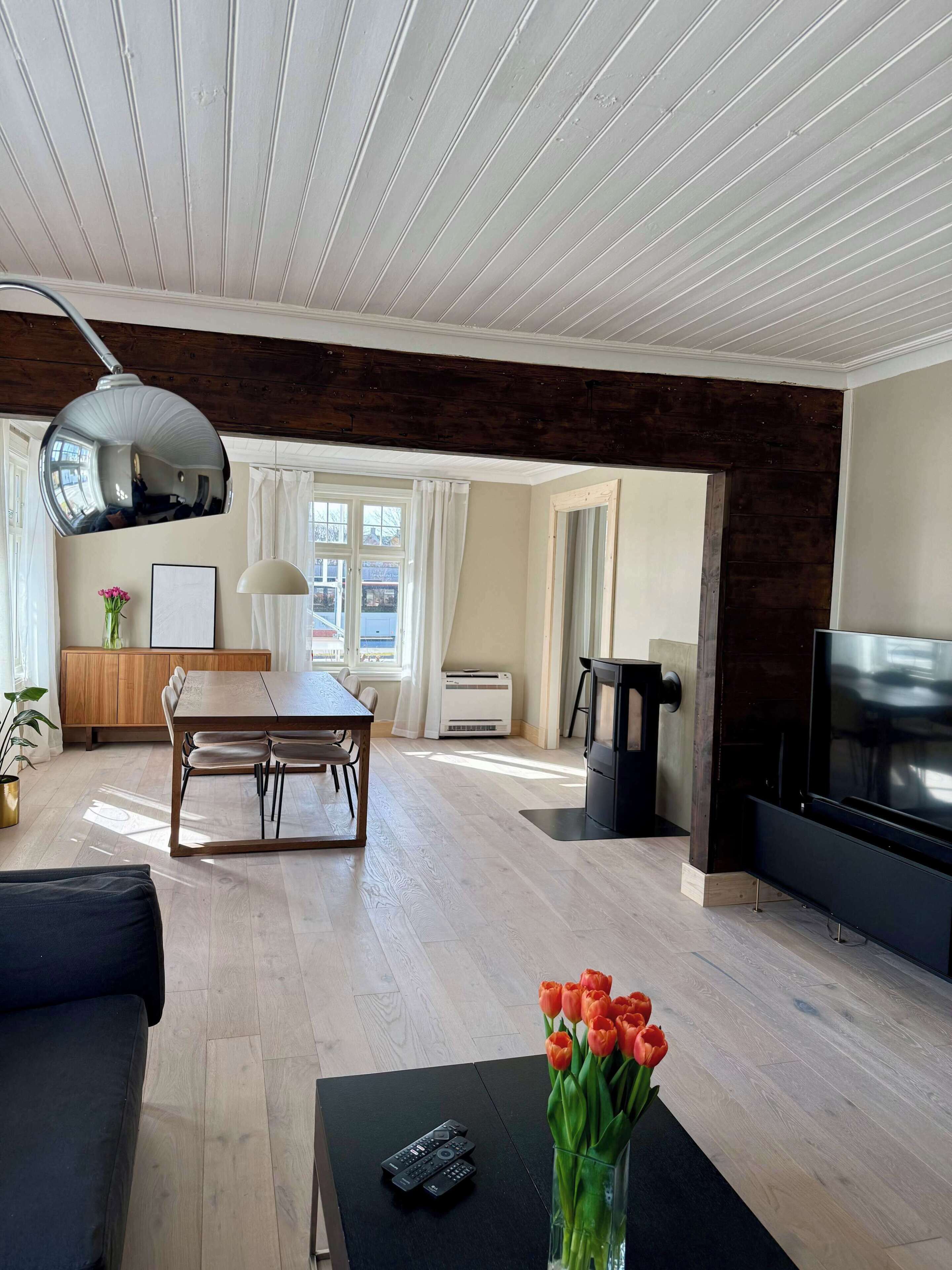 Una televisión, una chimenea, un reproductor estéreo, una oficina