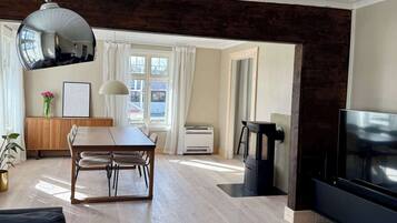 Una televisión, una chimenea, un reproductor estéreo, una oficina