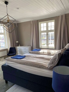 4 bedrooms, iron/ironing board, WiFi, bed sheets - 4-Bedroom Apartment w/ Free Parking (Haugesund)