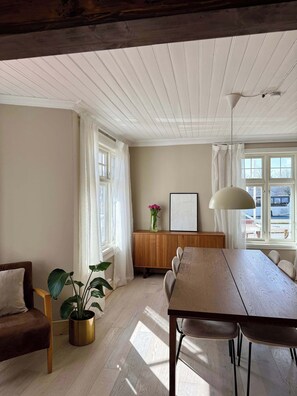 Dining - 4-Bedroom Apartment w/ Free Parking (Haugesund)