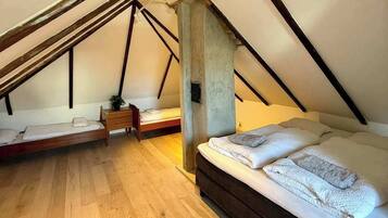 4 bedrooms, iron/ironing board, WiFi, bed sheets