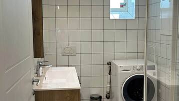 Douche, sĂšche-cheveux, serviettes fournies