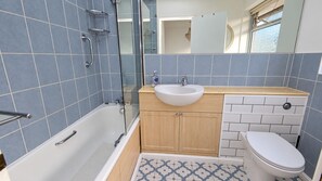 Une salle de bain avec une baignoire, un lavabo et des toilettes.