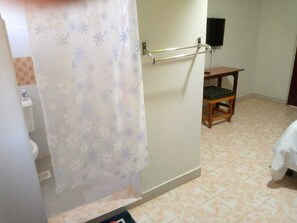 Escritorio, espacio para trabajar con un portátil, cortinas opacas