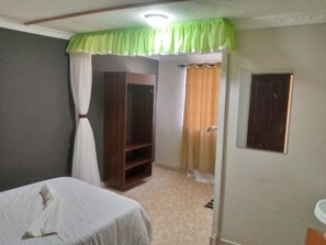 Estudio Confort, vistas al jardín | Escritorio, espacio para trabajar con un portátil, cortinas opacas