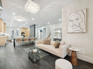 Living area - LUXURY 4 BEDROOMS WALK TO YORKDALE MALL (Toronto)