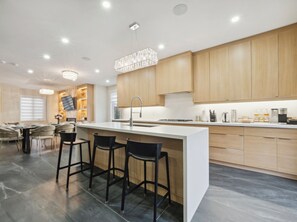Private kitchen - LUXURY 4 BEDROOMS WALK TO YORKDALE MALL (Toronto)