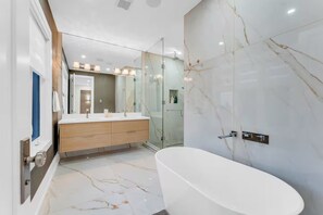 Dusche, Haartrockner, Handtücher, Seife