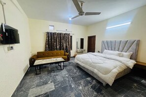 Kolmen hengen deluxe-huone | Silitysrauta/-lauta, ilmainen Wi-Fi