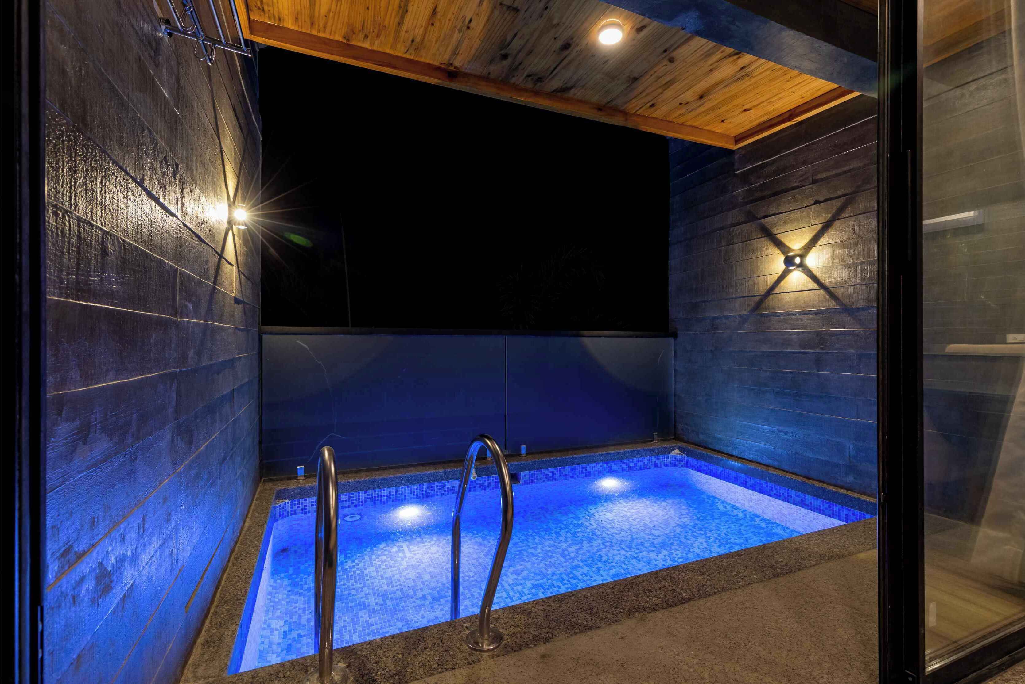 Private Pool Room | Pool