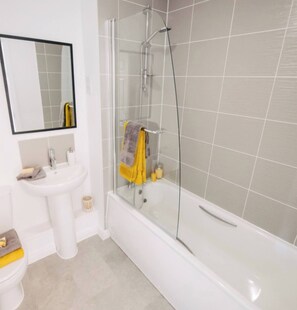 Bathroom - Beautiful 2-bedroom house close to the Airport (Manchester)