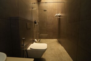 Superior Double or Twin Room, Balcony | Bathroom | Shower, towels, soap, shampoo - Vaigayi Ayurvedic Resort (Kodanad)