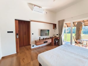 ห้องซูพีเรียดับเบิลหรือทวิน, ระเบียง | เครื่องนอนระดับพรีเมียม, ผ้านวมขนเป็ด, เตียงเมมโมรีโฟม, โต๊ะทำงาน