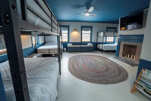 Desk, travel cot, free WiFi, bed sheets