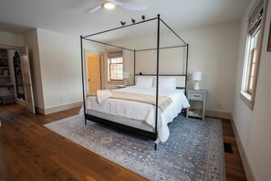 Una scrivania, culla da viaggio, Wi-Fi gratuito, lenzuola