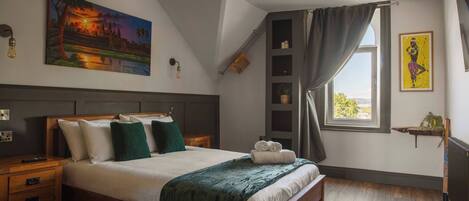 2 bedrooms, iron/ironing board, internet, bed sheets