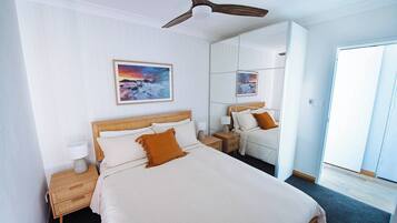 Tabla de planchar con plancha, Internet, ropa de cama