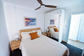 Iron/ironing board, Internet, bed sheets - Rocky Beach Retreat - Apartment - Sleeps 6 (Port Macquarie)
