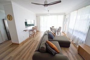 TV, books - Rocky Beach Retreat - Apartment - Sleeps 6 (Port Macquarie)