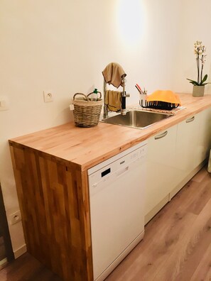Private kitchen - COUP DE CŒUR, 2-room apartment close to shops - Parking - Beaches (La Ciotat)