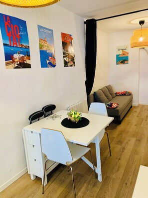 Dining - COUP DE CŒUR, 2-room apartment close to shops - Parking - Beaches (La Ciotat)