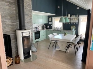 Fridge, oven, stovetop, dishwasher - Cottage for rent by the sea (Ballangen)