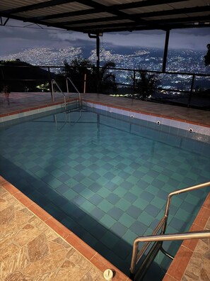 Pool - Villa with Spectacular Medellin View with Pool and Mini Basket-Futbol Field (Medellín)
