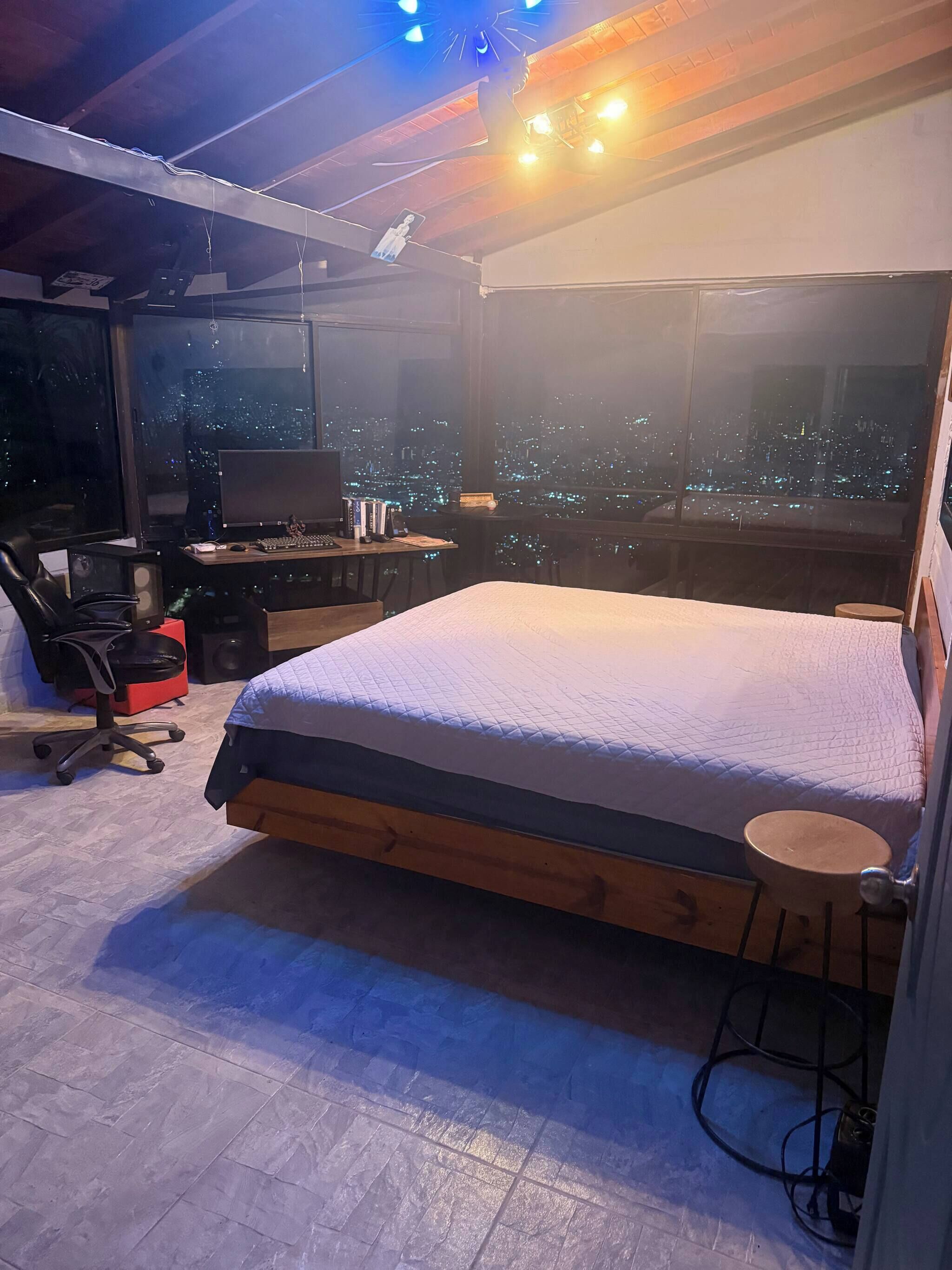 5 bedrooms, iron/ironing board, internet, bed sheets