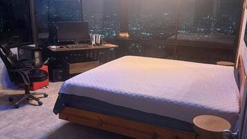 5 bedrooms, iron/ironing board, internet, bed sheets