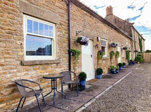 Outdoor dining - Old Orchard Cottage, Wykeham (Scarborough)