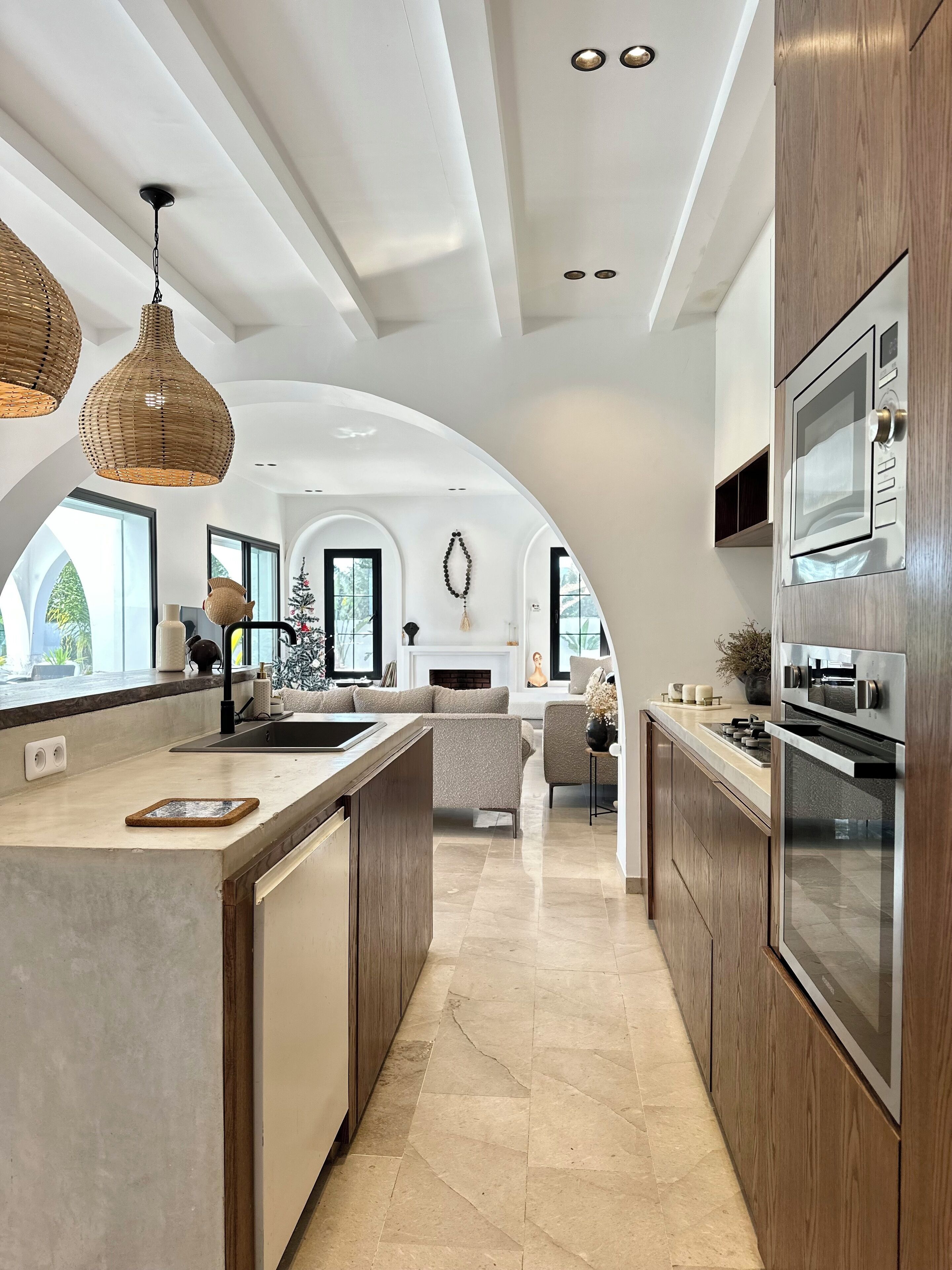 Microwave, stovetop, dishwasher, coffee/tea maker