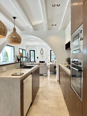 Microondas, parrilla de estufa, lavavajillas y cafetera y tetera 