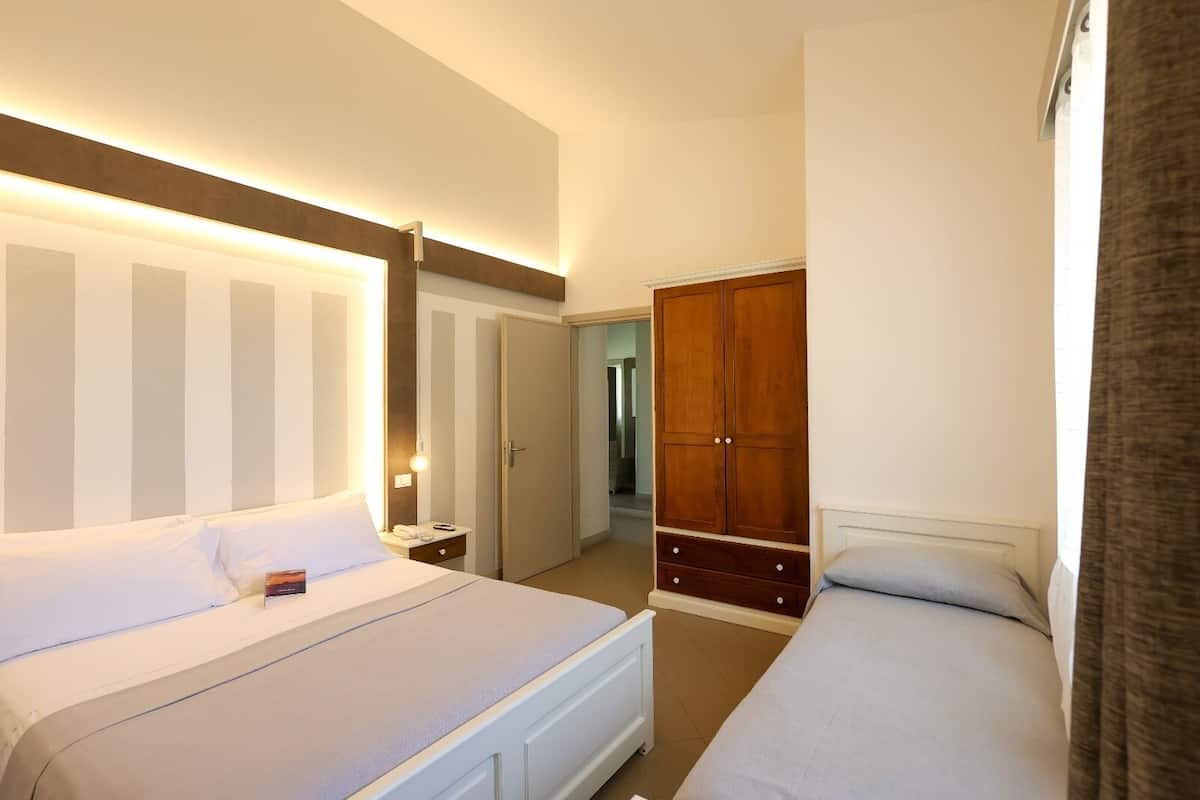 Kaliteli yatak takımı, yastık yüzeyli yatak, minibar, odada kasa