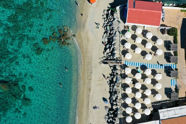 Private beach, white sand, sun loungers, beach umbrellas - Capo Vaticano Suites (Calabria)
