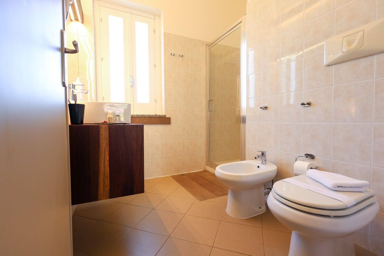 Dusche, Haartrockner, Hausschuhe, Bidet