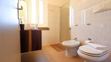 Dusche, Haartrockner, Hausschuhe, Bidet