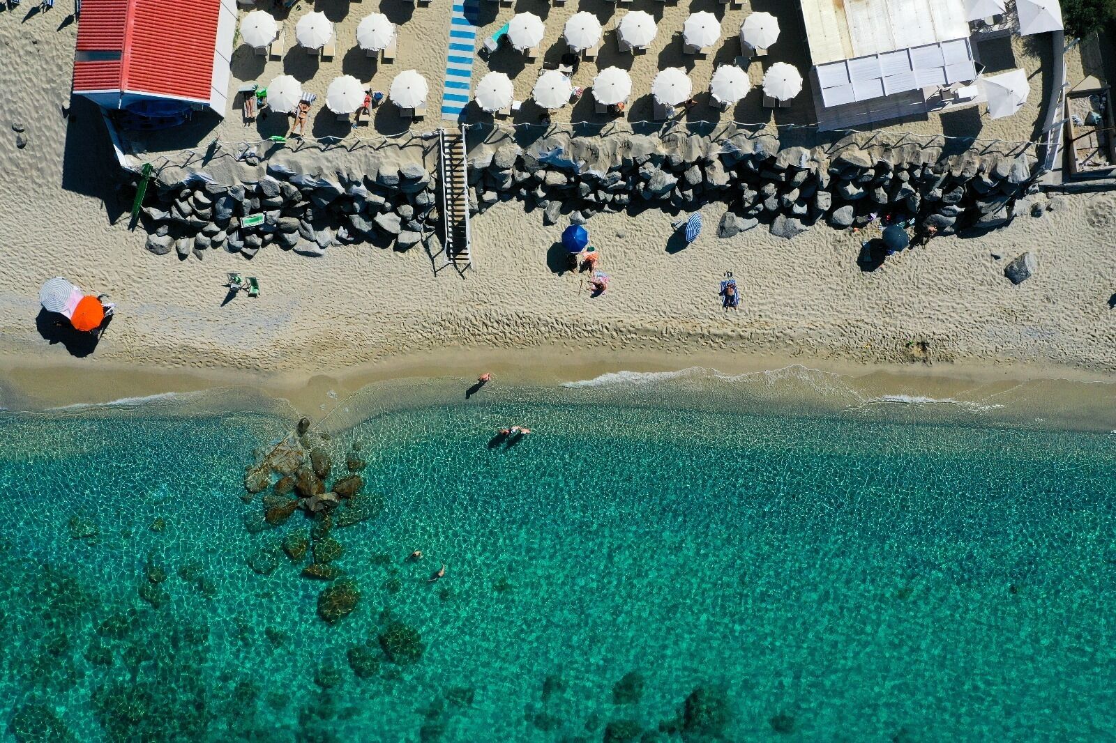 Privatstrand, weißer Sandstrand, Liegestühle, Sonnenschirme