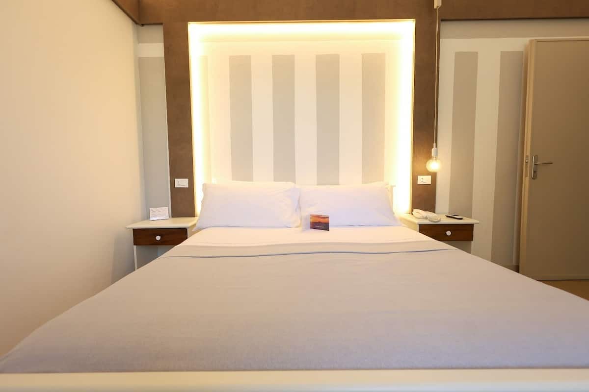 Kaliteli yatak takımı, yastık yüzeyli yatak, minibar, odada kasa