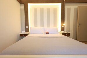 أغطية فراش متميزة وأسرّة بطبقة علوية مريحة وميني بار وخزنة داخل الغرفة