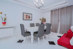 Dining - L'onde du Lac - chic apartment with private suite (Tunis)