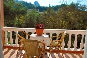 Outdoor dining - Holiday House Letta in a very quiet location in Agios Gordios Beach, Corfu (Agios Gordios)