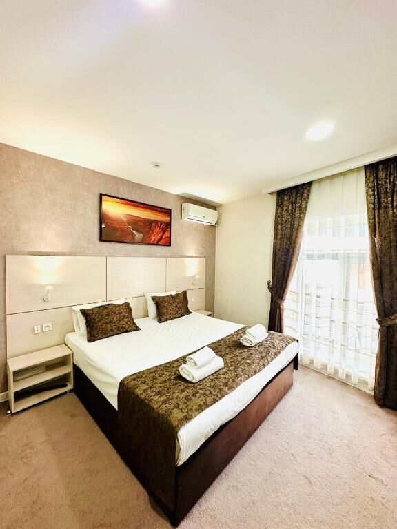 Superior Double Room | In-room safe, soundproofing, iron/ironing board, free WiFi