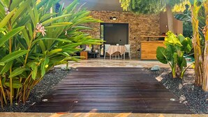 A wooden pathway leading to a stone building with a tiled roof. - Très beau gîte piscine - spa (Solliès-Pont)