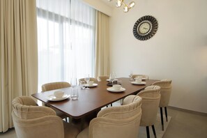 Dining - Silk Valley - Luxury 3BR Villa near park (Dubai)