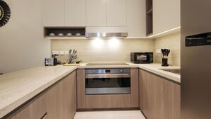 Private kitchen - Silk Valley - Luxury 3BR Villa near park (Dubai)
