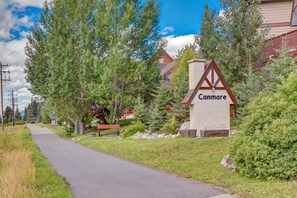 Property grounds - Charming Condo In The Heart Of Canmore (Canmore)